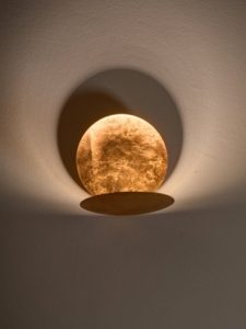 Wandleuchte goldene Scheibe