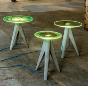 Tisch mit beleuchteter Glasplatte