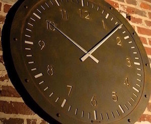 Grosse Wanduhr aus Schmiedeeisen|Ausschnitt von grosser Wanduhr aus Schmiedeeisen|Grosse Schmiedeeiserne Wanduhr