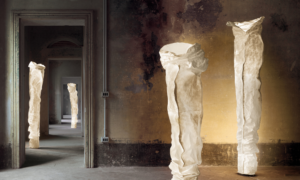 Extravagante kunstvolle Standleuchte im Raum