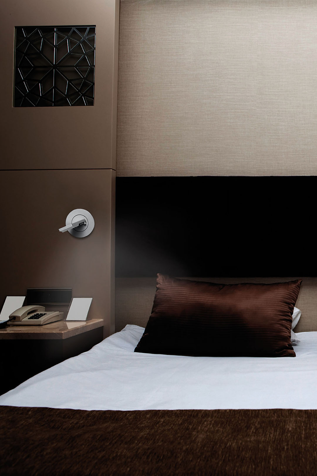 Design Einbau Wandlampe mit Schaltung am Bett