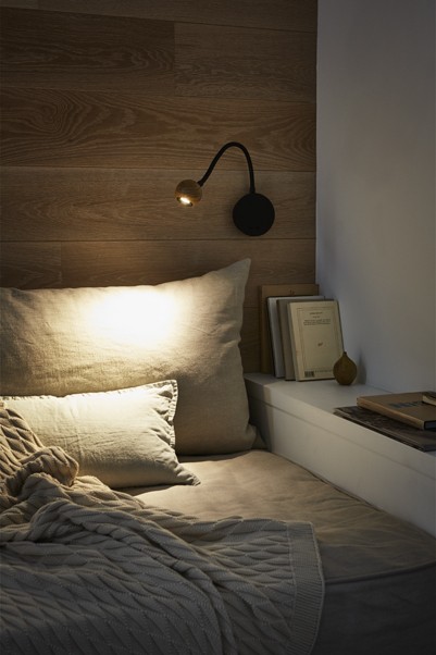 schwenkbare Holz Lese Wandlampe mit Schalter am Bett