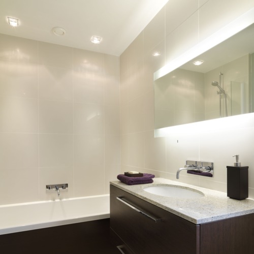 Anwendung großer schmaler Wandspiegel Bad mit integrierter Beleuchtung und Schalter