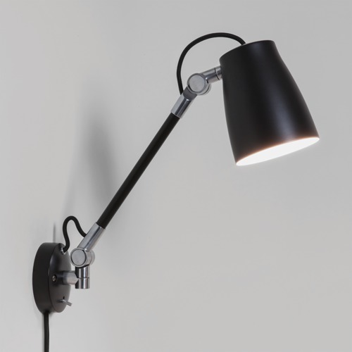 Schwarze schwenkbare Wandleuchte mit Schalter