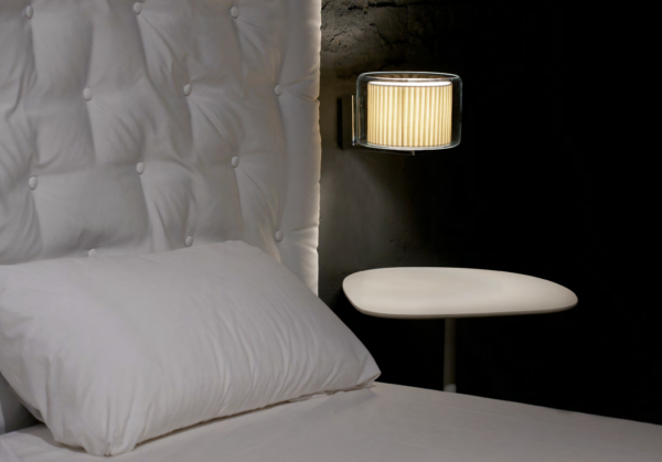 Textil Glas Wandleuchte am Bett