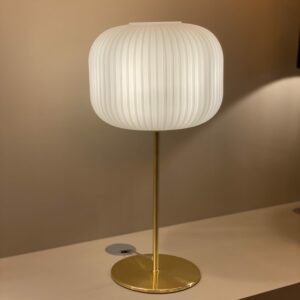 Elegante Tisch Messingleuchte mit Glasschirm