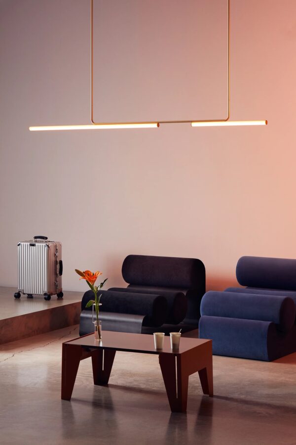 Filigrane Design Tisch und Deckenleuchte im Wohnbereich