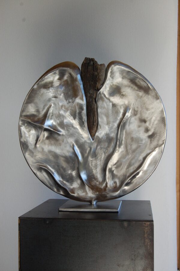 Kunst Edelstahl Skulptur mit Holzelement