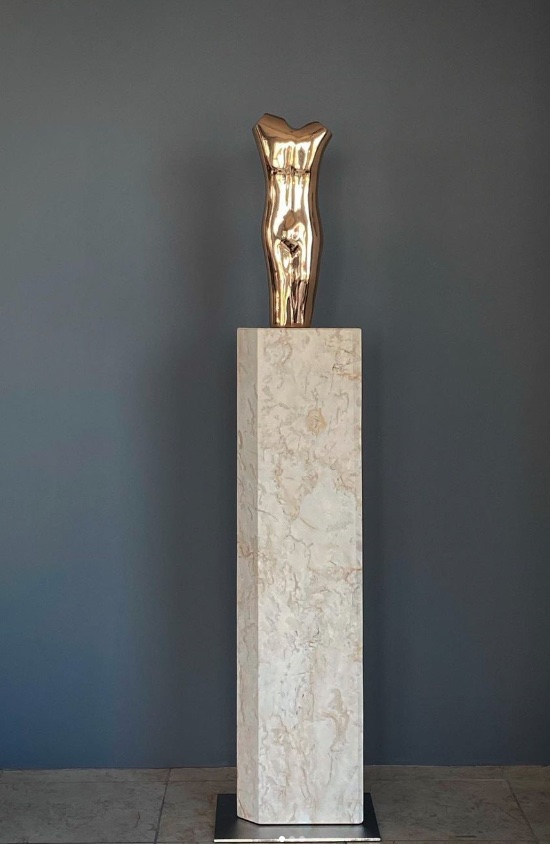 Torso Skulptur Bronze poliert auf großer Säule
