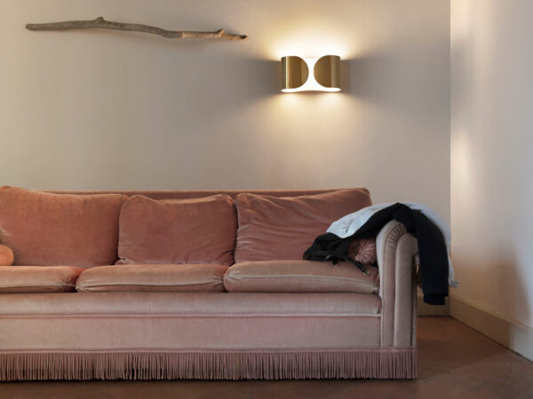 Goldfarbene Design Wandleuchte im Wohnbereich