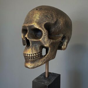 Totenkopf Bronze Skulptur auf Sockel