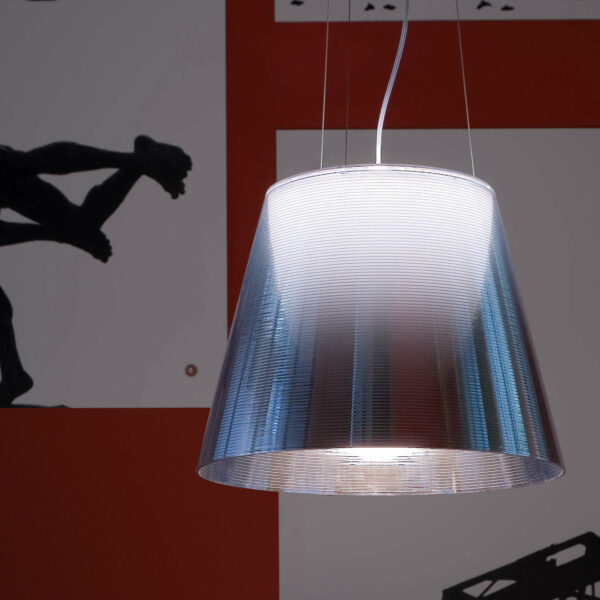 Große hänge Designleuchte mit großem Schirm