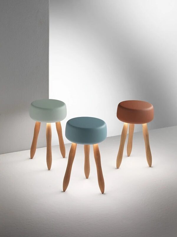Originelle Tischleuchte als Stuhl in verschiedenen Farben