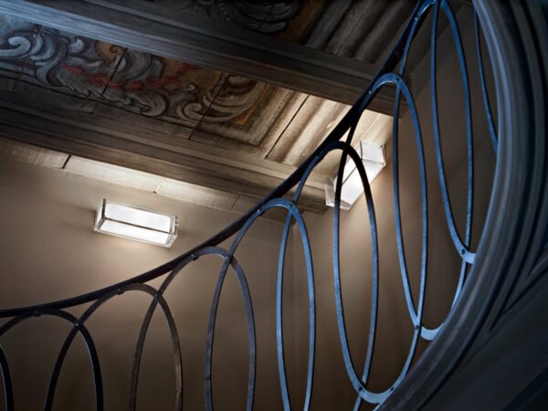 Rechteckige Glas Design Wandleuchte im Flur Treppenhaus