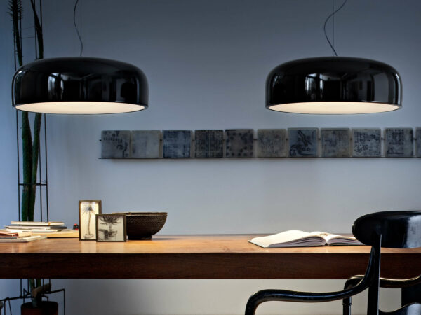 Schwarze Design Hängleuchte mit klarer Form in Anwendung