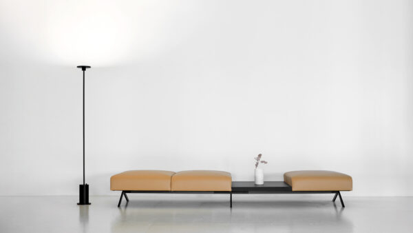 Filigraner Design Deckenfluter als indirekte Beleuchtung