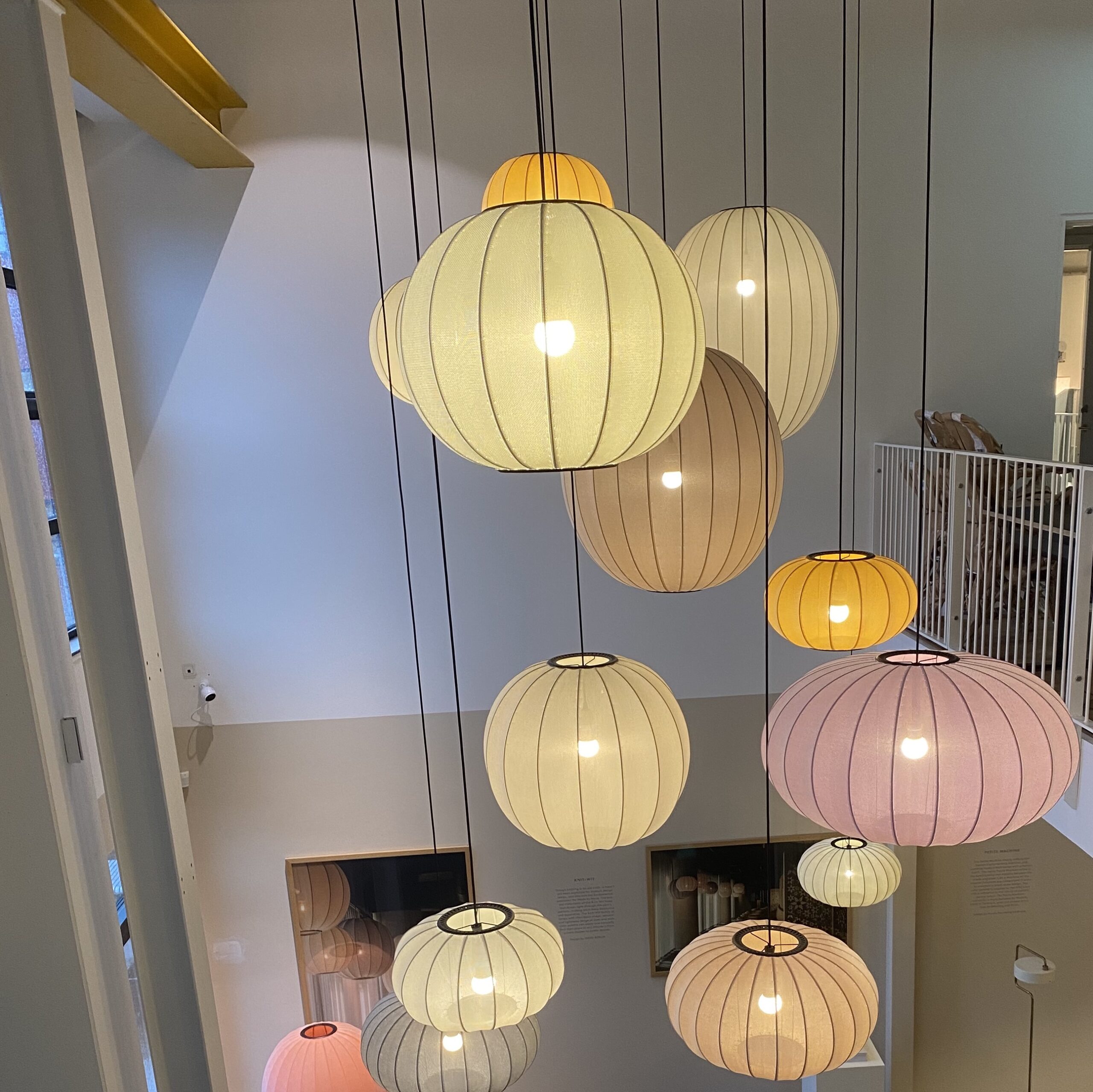 Moderne Pendelleuchten im asiatischen Stil in verschiedenen Formen und Farben