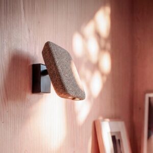 Moderner LED-Wandspot in grauer Steinoptik für stilvolle Akzentbeleuchtung